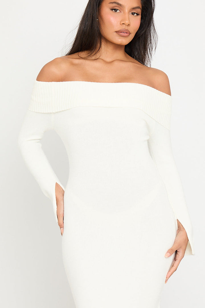 Cremefarbenes, schulterfreies, langärmliges Maxikleid aus Strick