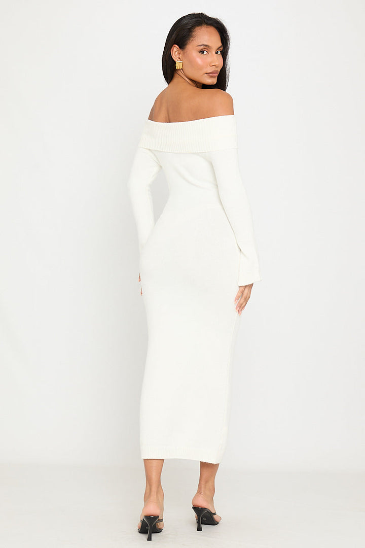 Cremefarbenes, schulterfreies, langärmliges Maxikleid aus Strick