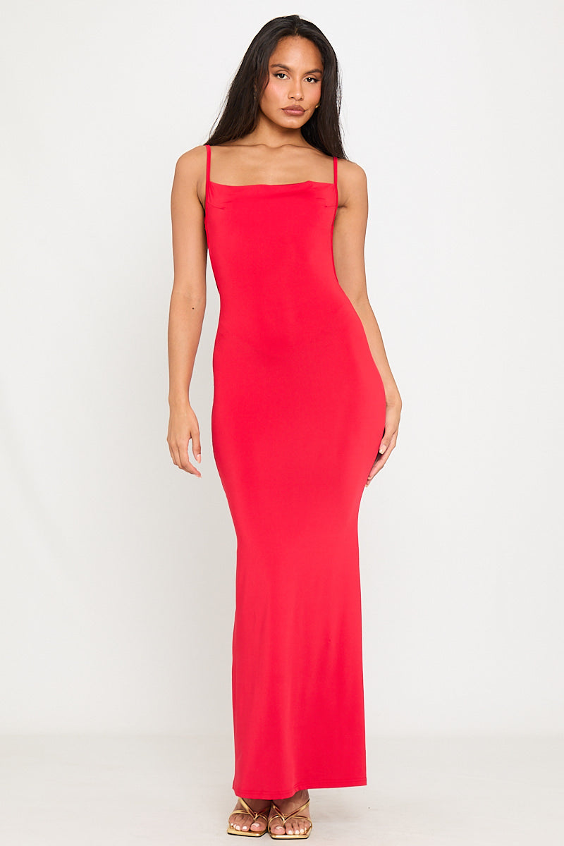 Rotes, figurbetontes Maxikleid mit tiefem Rückenausschnitt und Riemchen
