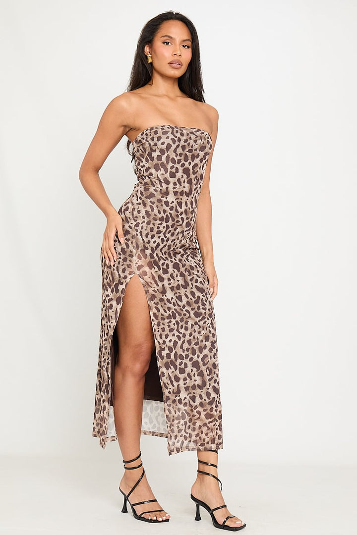 Trägerloses Midikleid aus Chiffon mit Leopardenmuster und Schlitz